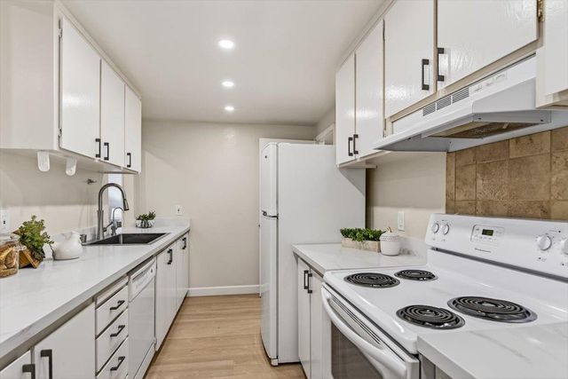 20812 4th Street 6, Saratoga, CA 95070