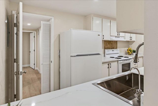 20812 4th Street 6, Saratoga, CA 95070