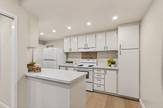 20812 4th Street 6, Saratoga, CA 95070