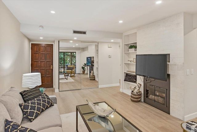 20812 4th Street 6, Saratoga, CA 95070