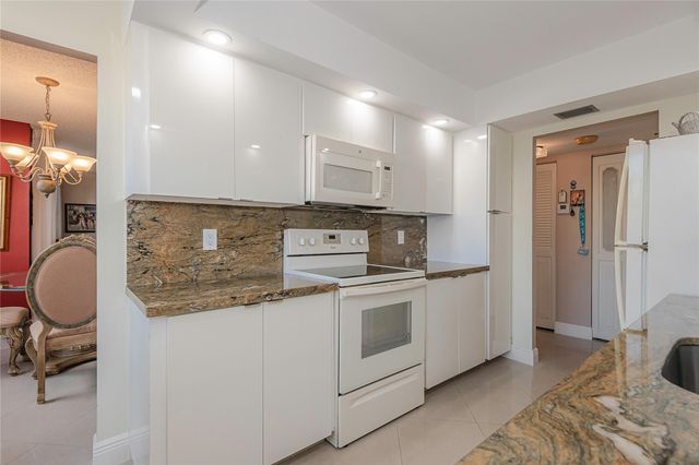 1200 Saint Charles Pl L-19, Pembroke Pines, FL 33026