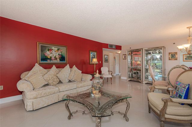 1200 Saint Charles Pl L-19, Pembroke Pines, FL 33026