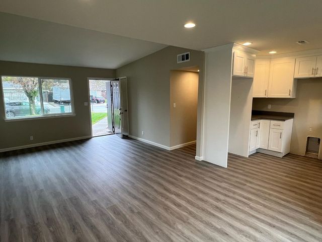 6219 Greenfield Ln, Stockton, CA 95207