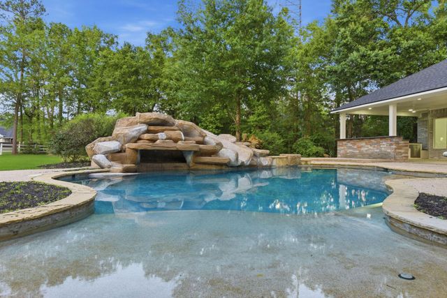 8001 Hills Parkway, Montgomery, TX 77316