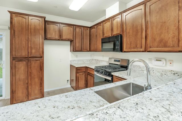 215 Dagenham Court, Bakersfield, CA 93307