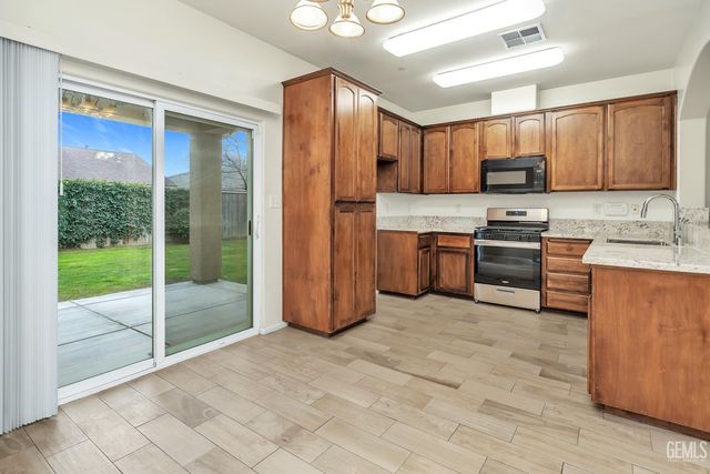 215 Dagenham Court, Bakersfield, CA 93307