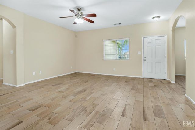 215 Dagenham Court, Bakersfield, CA 93307