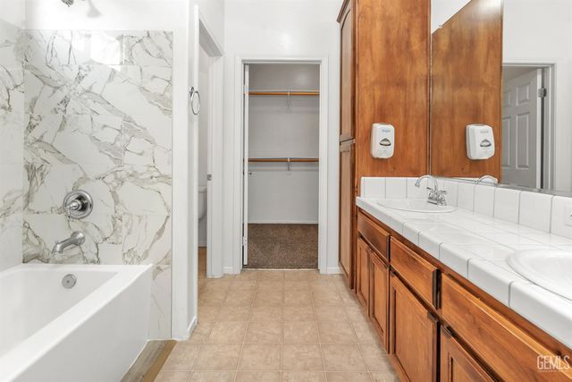 215 Dagenham Court, Bakersfield, CA 93307