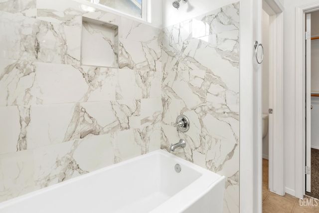 215 Dagenham Court, Bakersfield, CA 93307