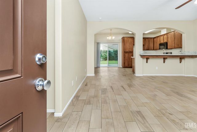 215 Dagenham Court, Bakersfield, CA 93307