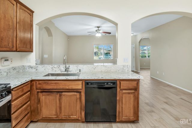 215 Dagenham Court, Bakersfield, CA 93307