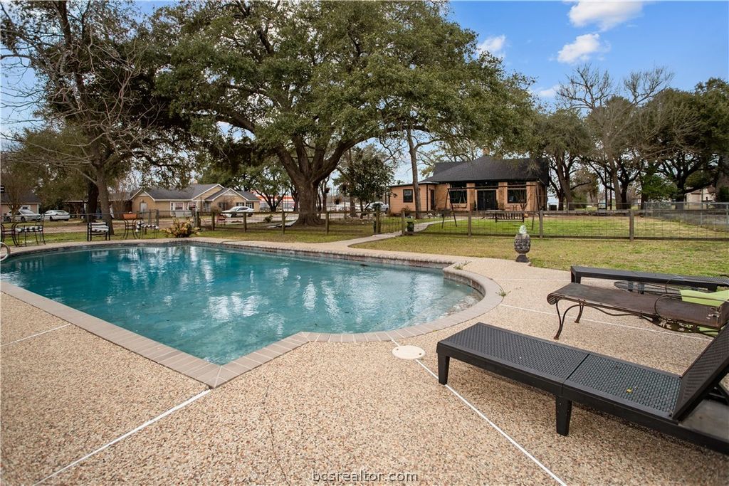 706 East Main Street, Madisonville, TX 77864 — photo 5