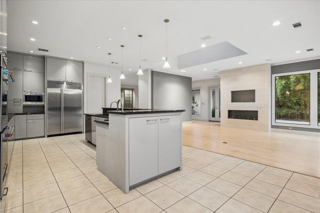 5203 Braeburn Drive, Bellaire, TX 77401
