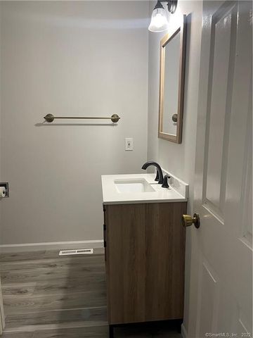 16 Hawley Glen 16, Stratford, CT 06614