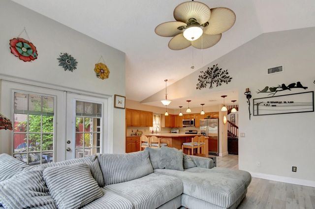 2811 Montevideo Avenue, Hollywood, FL 33026