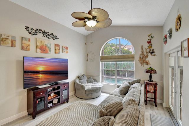 2811 Montevideo Avenue, Hollywood, FL 33026