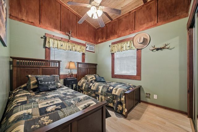 302 Bluebonnet Bend, Sheridan, TX 77475