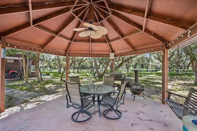 302 Bluebonnet Bend, Sheridan, TX 77475