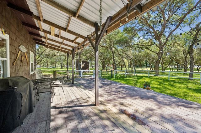 302 Bluebonnet Bend, Sheridan, TX 77475