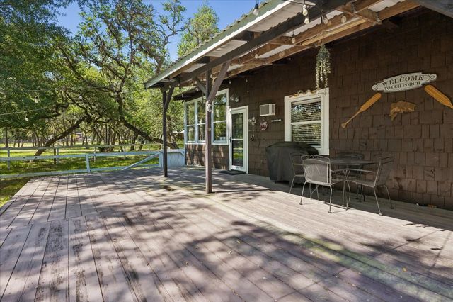 302 Bluebonnet Bend, Sheridan, TX 77475