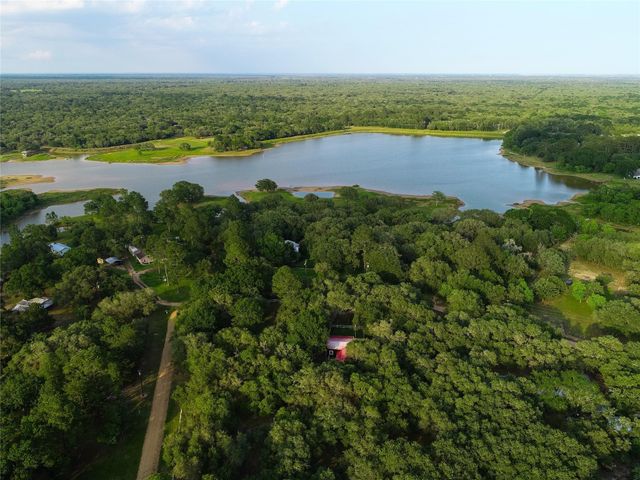 302 Bluebonnet Bend, Sheridan, TX 77475