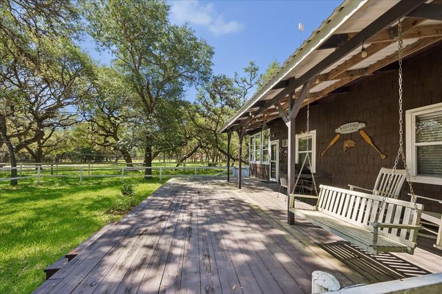302 Bluebonnet Bend, Sheridan, TX 77475
