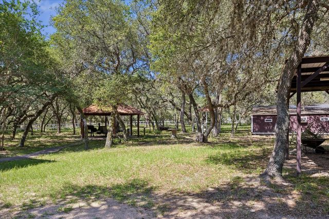 302 Bluebonnet Bend, Sheridan, TX 77475
