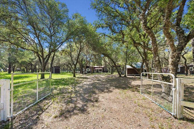 302 Bluebonnet Bend, Sheridan, TX 77475