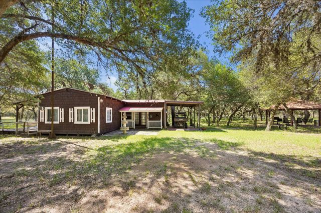 302 Bluebonnet Bend, Sheridan, TX 77475