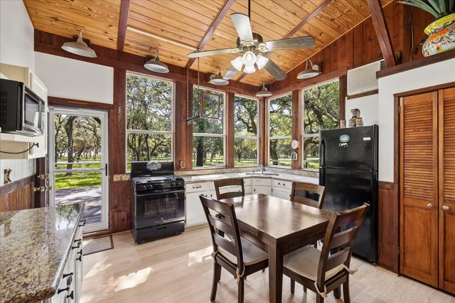 302 Bluebonnet Bend, Sheridan, TX 77475