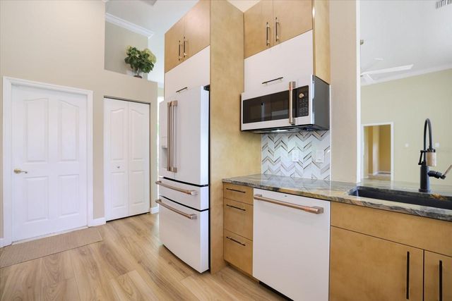 567 LAKE OF THE WOODS DRIVE, Venice, FL 34293