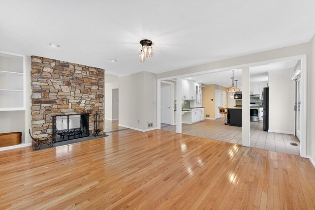 1 Punch Bowl Dr, Falmouth, MA 02540