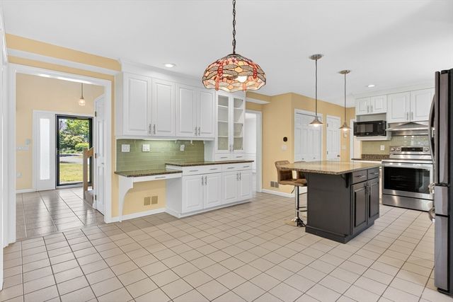 1 Punch Bowl Dr, Falmouth, MA 02540