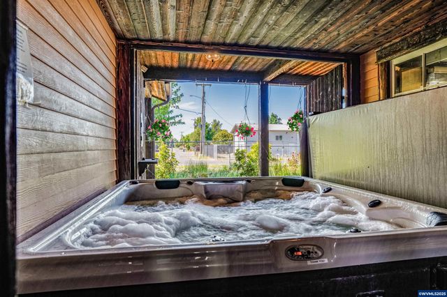 3795 Blossom Dr NE, Salem, OR 97305