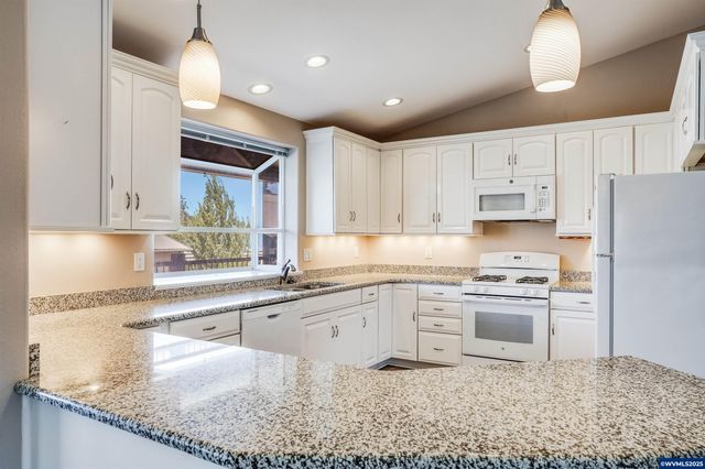 3795 Blossom Dr NE, Salem, OR 97305