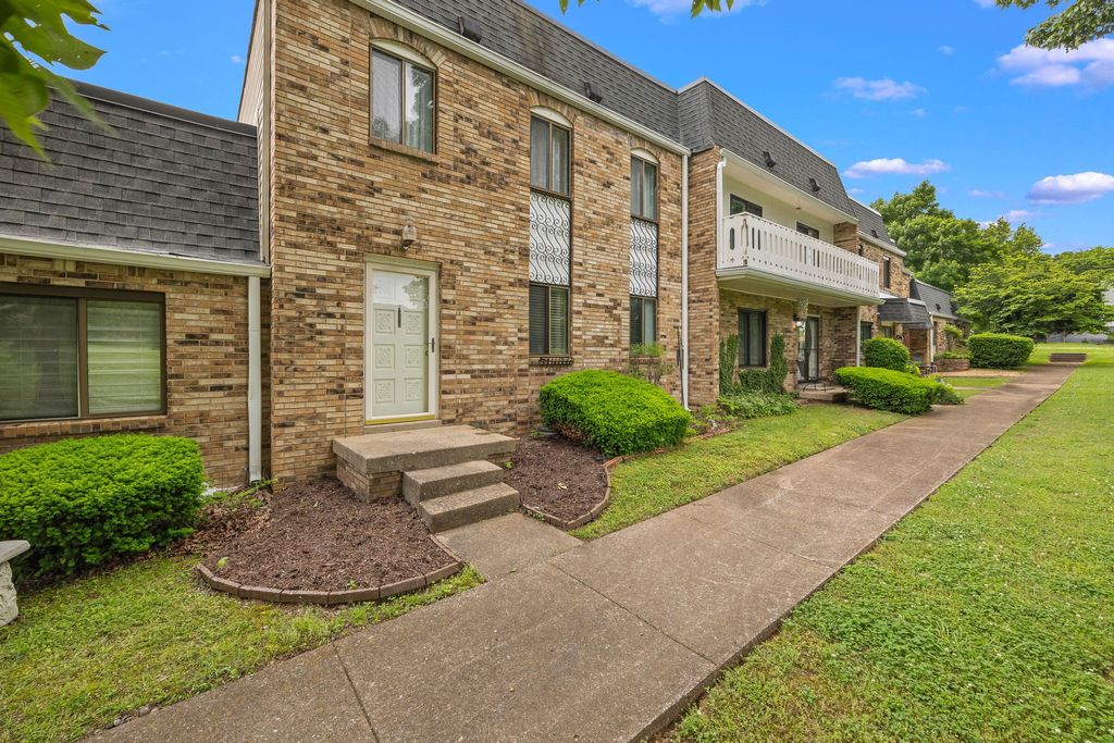 264 Lake Chateau Dr, Hermitage, TN 37076