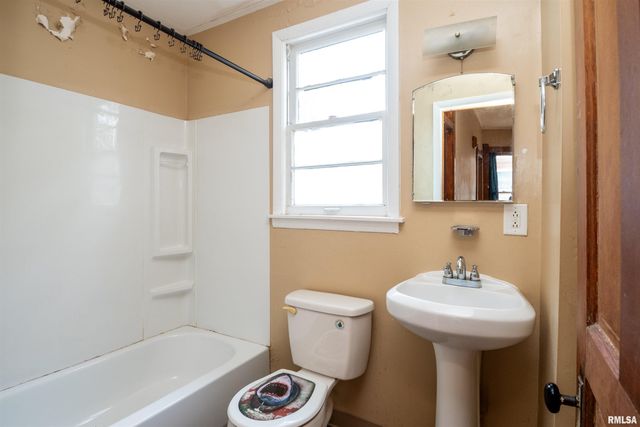 1633 N PEORIA Avenue, Peoria, IL 61603