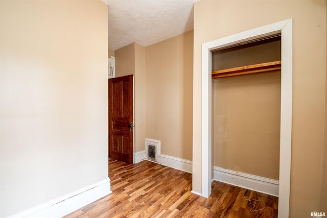 1633 N PEORIA Avenue, Peoria, IL 61603