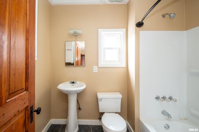 1633 N PEORIA Avenue, Peoria, IL 61603