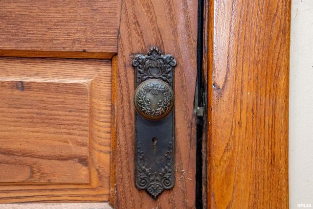 1633 N PEORIA Avenue, Peoria, IL 61603