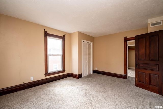 1633 N PEORIA Avenue, Peoria, IL 61603