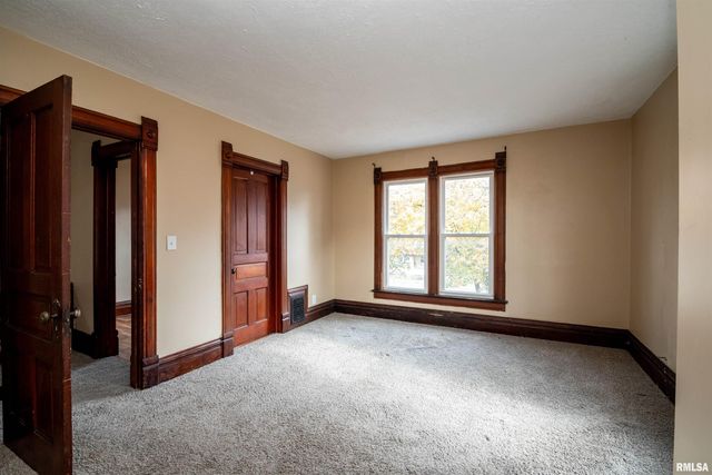 1633 N PEORIA Avenue, Peoria, IL 61603