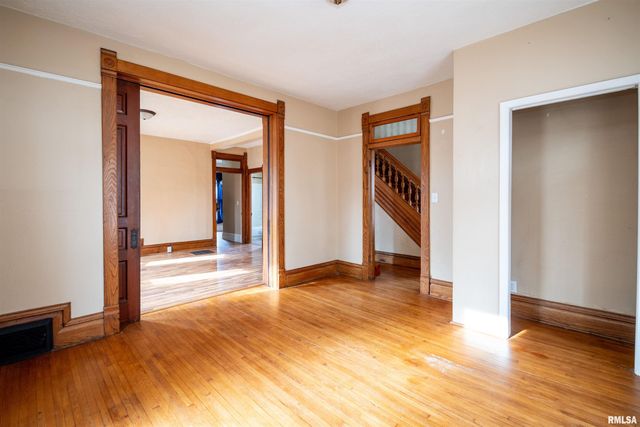 1633 N PEORIA Avenue, Peoria, IL 61603