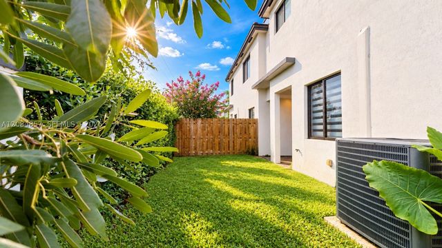 15811 SW 136th Ter, Miami, FL 33196
