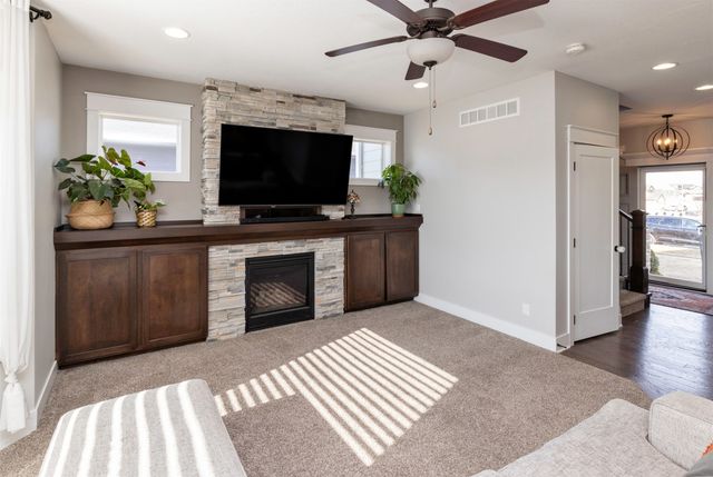 9440 Rushbrook Drive, Johnston, IA 50131