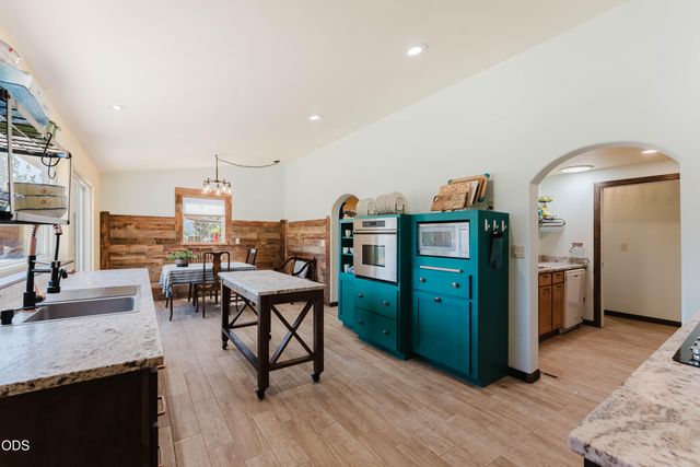 1464 SW Bent Loop, Powell Butte, OR 97753