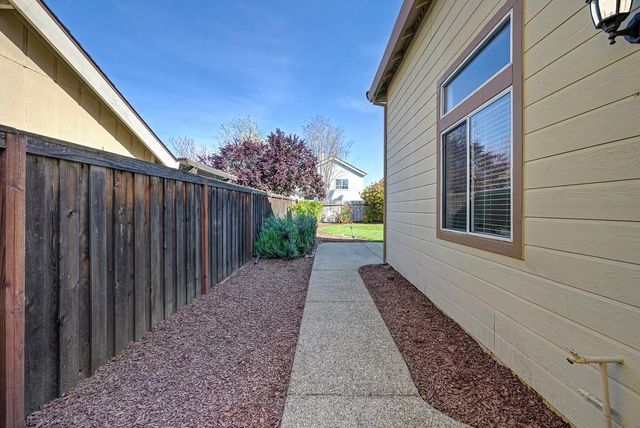 225 Rochelle Ct, Roseville, CA 95661