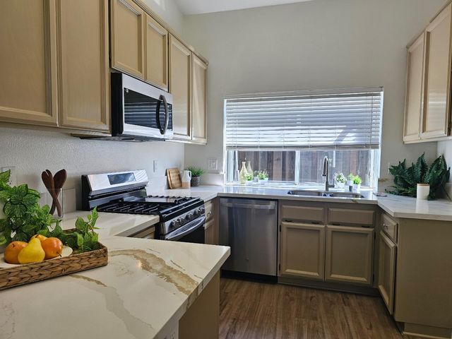 225 Rochelle Ct, Roseville, CA 95661