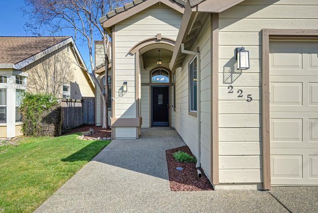 225 Rochelle Ct, Roseville, CA 95661