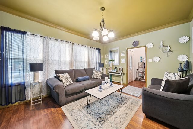 5021 W Nelson Street, Chicago, IL 60641
